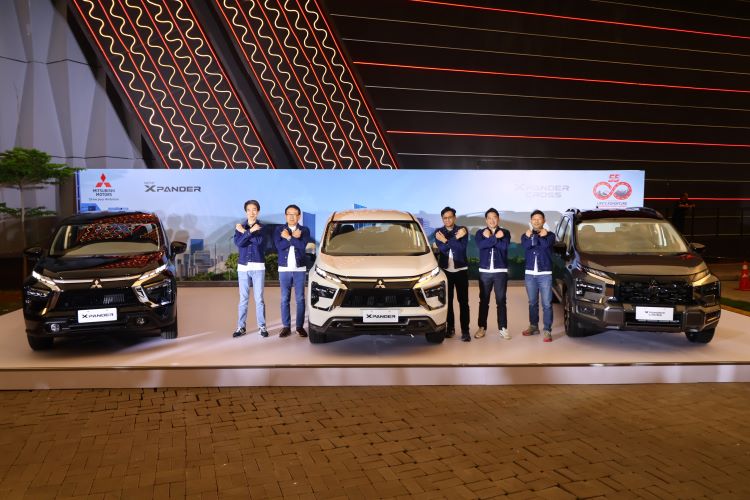 Para petinggi MMKSI semringah berpose dengan dua model terbaru New Xpander dan New Xpander Cross