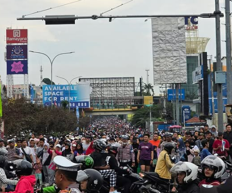 Viral Sopir Mobil Terobos CFD Depok Warga Heboh Polisi Langsung Turun Tangan