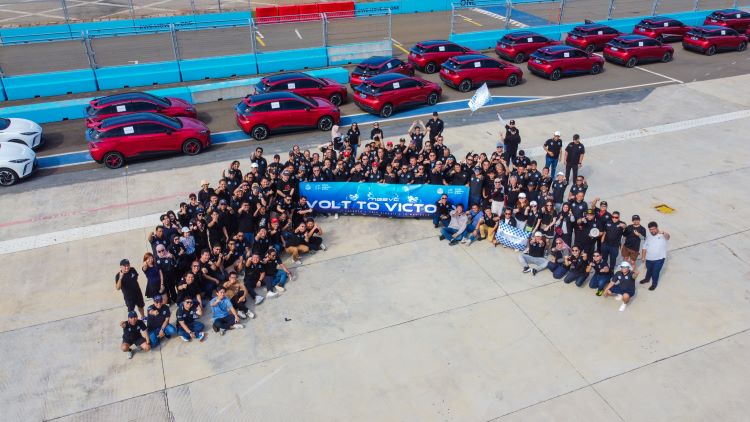 Para member MG Electric Vehicle Club Indonesia dengan deretam mobil listrik menikmati sirkuit Ancol untuk balap Formula E