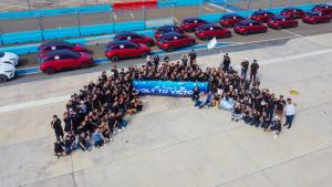 Para member MG Electric Vehicle Club Indonesia dengan deretam mobil listrik menikmati sirkuit Ancol untuk balap Formula E
