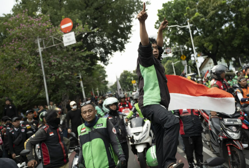 Ojol Tarik Nafas Panjang di Tengah Jalan Hidup yang Tak Lagi Seimbang