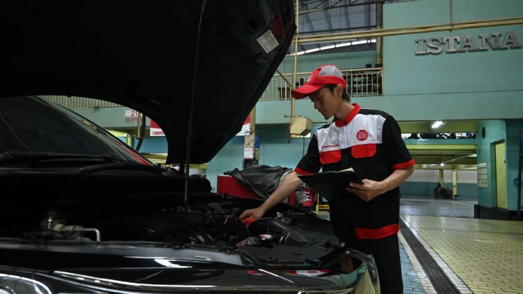 Pengecekan unit mobil oleh teknisi di bengkel mobil bekas Honda