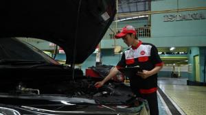 Pengecekan unit mobil oleh teknisi di bengkel mobil bekas Honda
