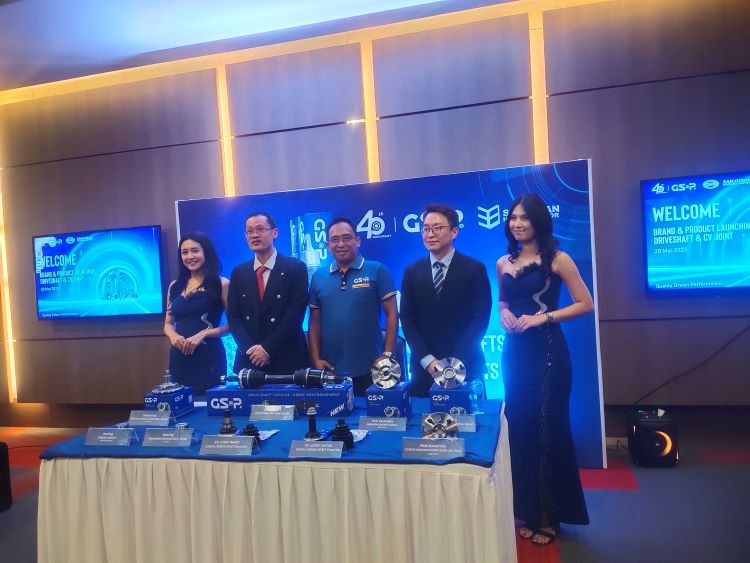 Petinggi GSP Automotive dan partnernya PT Sanjusan Hazan Motor dengan produk yang disiapkan untuk pasar Indonesia