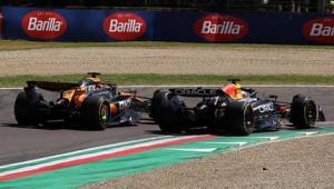 Baru main beberapa detik, Max Verstappen langsung menyalip Oscar Piastri di Imola 2025. (Foto: automotorundsport)