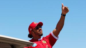 Lewis Hamilton menyambut sorak-sorai tifosi Ferrari di Imola. (Foto: f1)