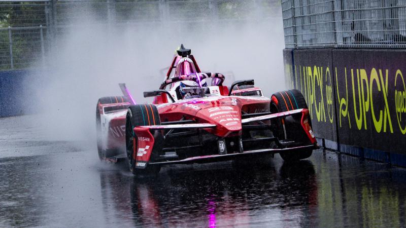 Formula E 2025 Jepang: Vandoorne dan Rowland Berbagi Kemenangan di Dua Seri Balapan Dramatis