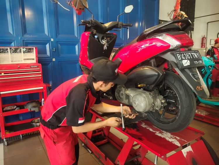 Teknisi Yamaha melakukan pemeriksaan dan perawatan motor konsumen di Bengkel Resmi Yamaha di Cianjur, Jawa Barat