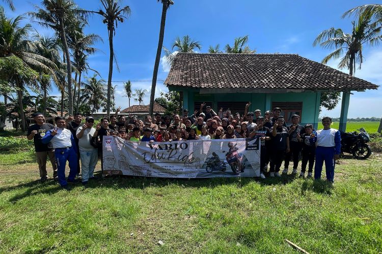 Member Vario160 Riders Indonesia berpose dengan siswa MIS Elmadina, Kec. Sindang Jaya, Kab. Tangerang