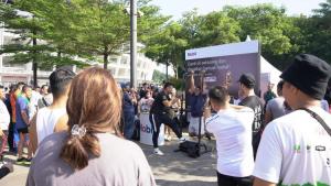 Keseruan aktivitas angkat beban pengunjung Gelora Bung Karno bersama Chicco Jerikho sebagai Brand Ambassador Mobil Lubricants