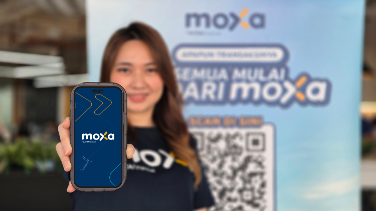 Pramuniaga menunjukan aplikasi Moxa yang memudahkan transaksi 