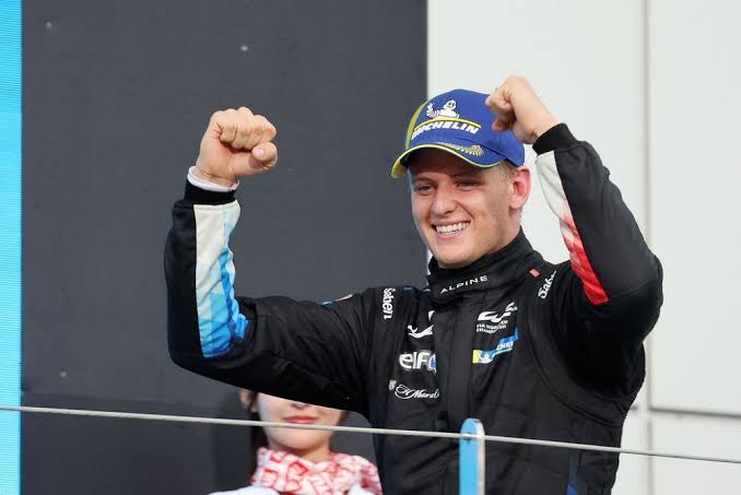 Mick Schumacher di atas podium WEC 2025  bersama tim Alpine. (Foto: aitosport)