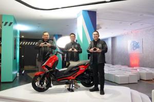 Petinggi Alva berpose dengan motor anyar mereka, Alva Cervo X setelah peluncurannya di Cikarang