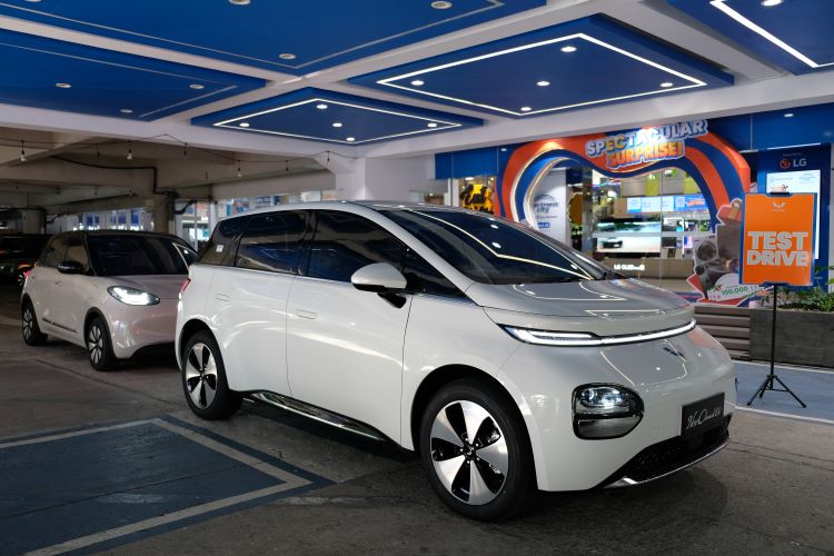 Pengunjung Electronic City dapat melakukan test drive unit mobil listrik Wuling