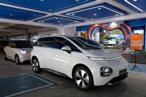Pengunjung Electronic City dapat melakukan test drive unit mobil listrik Wuling