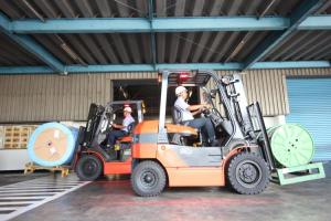 Penggunaan e-forklift di pabrik Bridgestone sebagai inisiatif sustainability di pabriknya di Karawang