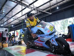 Seorang kostumer mencoba sensasi menunggangi simulator Gresini Racing di Federal Oil Center 