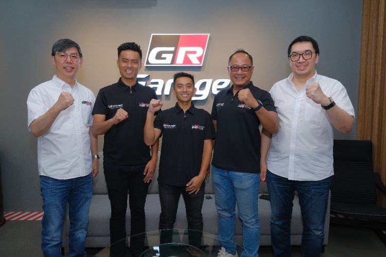 Petinggi Auto2000 mengapit tiga pembalap andalan mereka yang akan turun sebagai andalan selama balapan tahun 2025