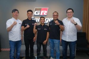 Petinggi Auto2000 mengapit tiga pembalap andalan mereka yang akan turun sebagai andalan selama balapan tahun 2025