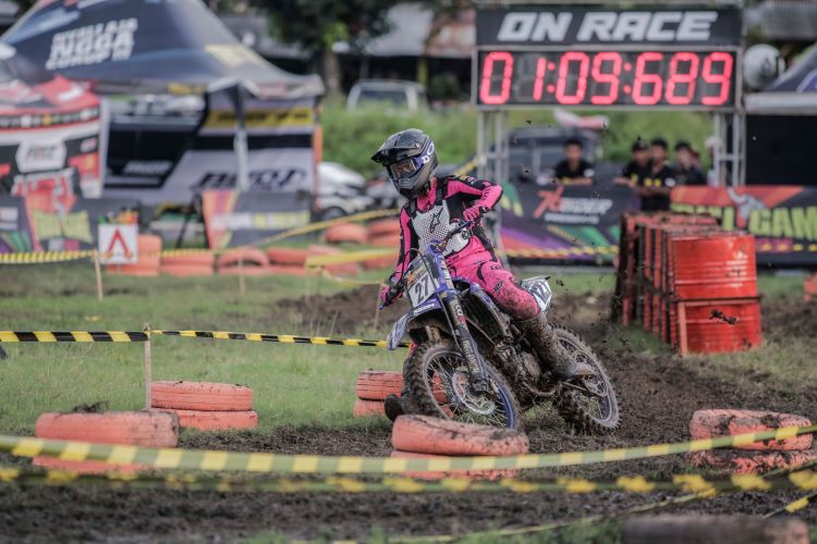 Salah satu aksi pembalap motorcross dalam ajang balap Trial Game Dirt 2025 di Semarang