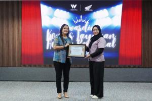 Perwakilan Wahanaartha Ritelindo menerima piagam penghargaan dalam Kontes Layanan Honda Regional (KLHR) Jakarta - Tangerang