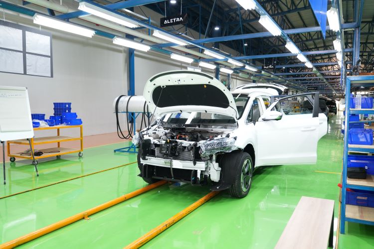 Proses produksi mobil Aletra L8 di pabrik Purwakarta, Jawa Barat