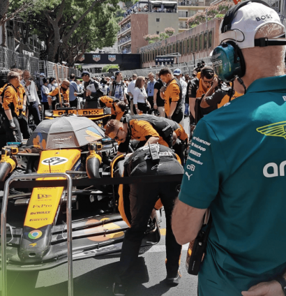 Adrian Newey mencermati bagian depan MCL39 di Monaco. (Foto: thomasmaher-planetf1)