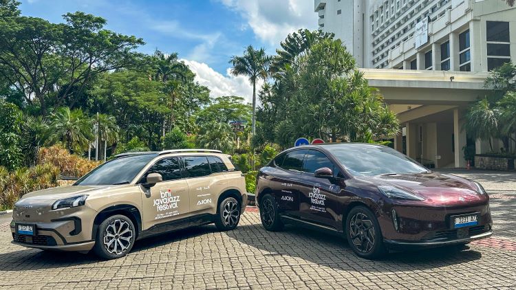 Dua model mobil listrik AION yang akan mengawal para musisi di Java Jazz