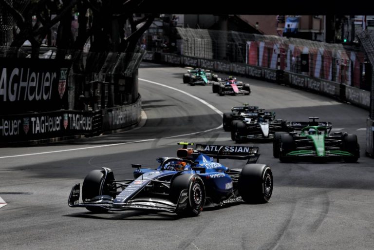 GP Monaco dengan aturan minimal 2 pitstop , tetap saja seperti konvoi di tengah kota. (Foto: xpb-f1i)