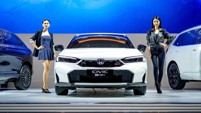 Kehadiran Perdana Honda Civic RS e:HEV di IIMS Surabaya 2025
