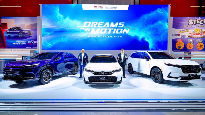 Kehadiran Perdana Honda Civic RS e:HEV di IIMS Surabaya 2025