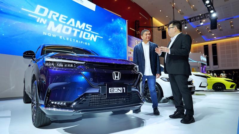Kehadiran Perdana Honda Civic RS e:HEV di IIMS Surabaya 2025