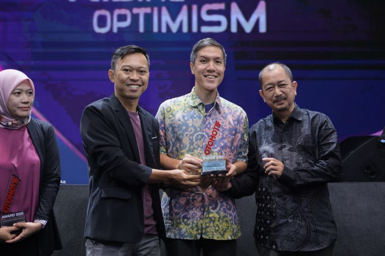 Pius Wirawan, CEO PT Indomobil Emotor Internasional didampingi petinggi Majalah Otomotif dalam penyerahan trophy untuk inovasi motor listrik Adora