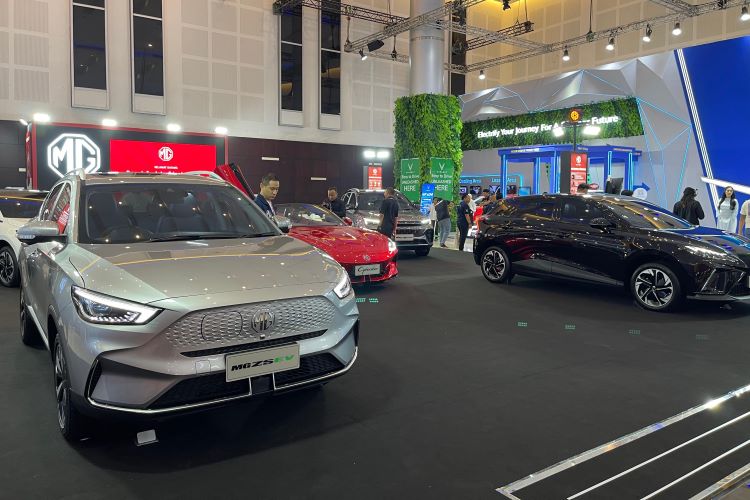 Deretan mobil listrik MG indonesia di pangguna IIIMS Suarabaya 2025