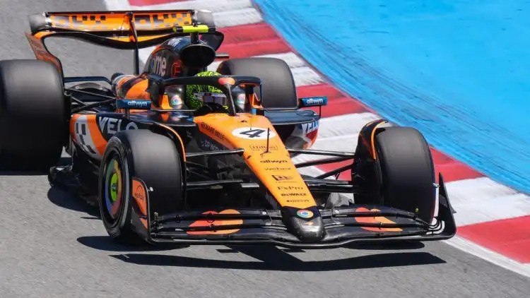 MCL39 besutan McLaren, masih paling kencang di bawah regulasi baru (Foto: planetf1)