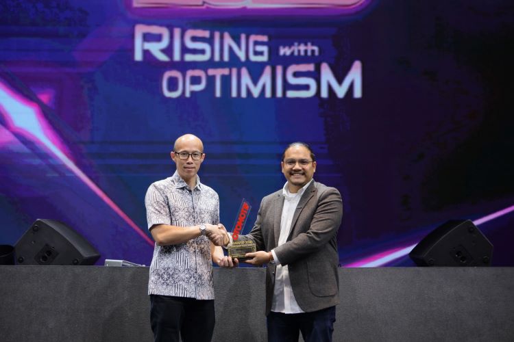 Luther Panjaitan, Head of Public & Government Relations PT BYD Motor Indonesia menerima trophy dari Tabloid Otomotifsetelah Denza D9 jadi  “Car of The Year