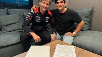 Massimo Rivola dan Jorge Martin isainyelen kontrak tahun lalu, kini terancam.putus di tengah jalan. (Foto: gpone)