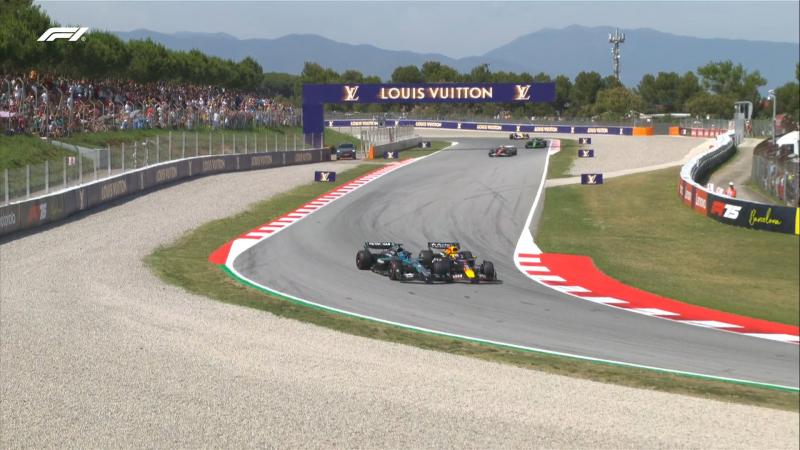 Benturan dengan George Russell yang membuahkan penalti buat Max Verstappen. (Foto: f1)