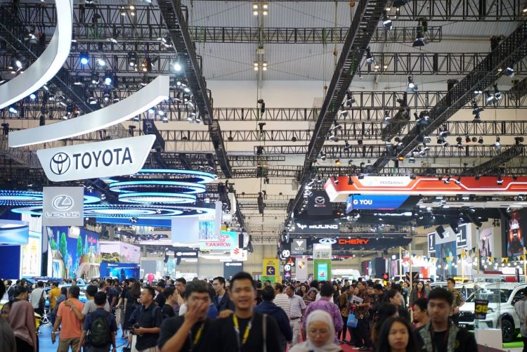 Antusiasme pengunjung di pemeran GIIAS 2024 yang menghadirkan ragam inovasi dan produk baru otomotif