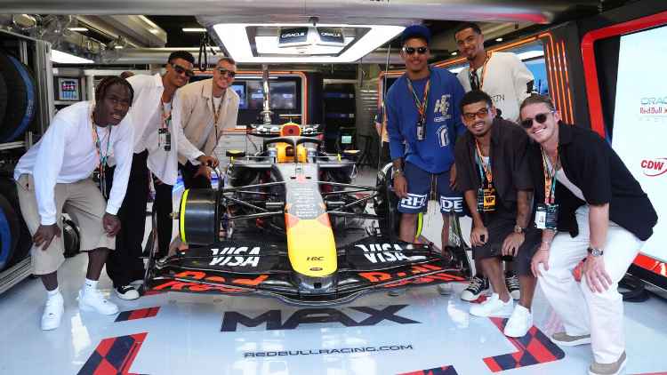 Sebagian pemain timnas Inggris di depan mobil besutan Max Verstappen. (Foto: getty-espn)