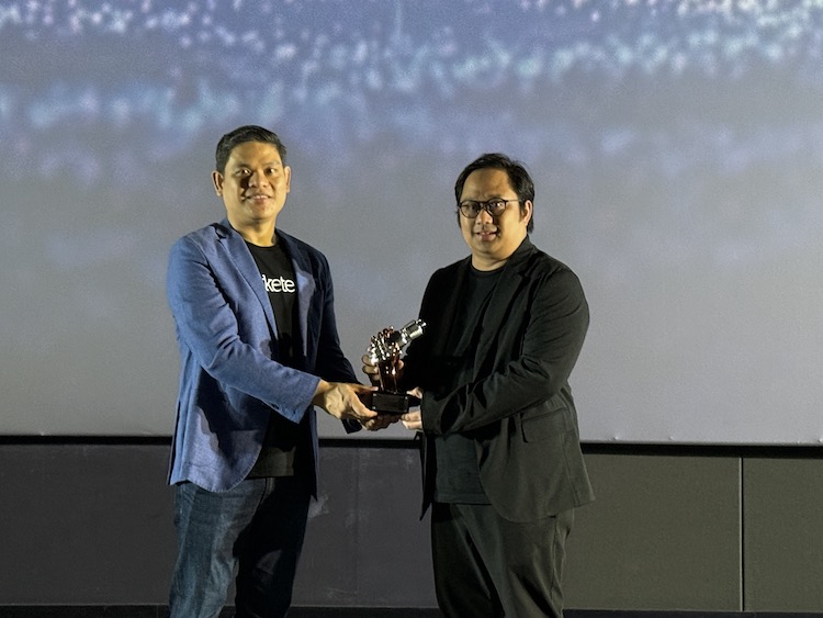 Senior Manager Brand Communication Wuling Motors, Brian Gomgom menerima penghargaan dari Marketeers