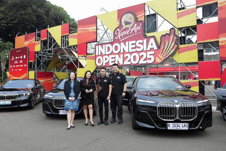 Petinggi BMW Indonesia dan PBSI berfoto bersama sedan BMW yang menemani atlet dan VIP di ajang Kapal Api Indonesia Open 2025 