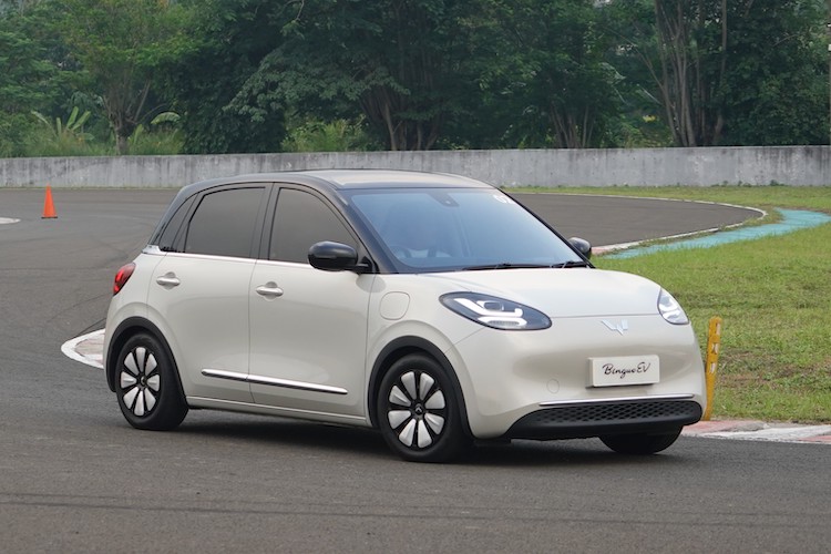 Wuling Bingo EV sementara melintas di Sirkuit Sentul