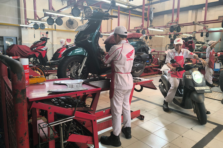Teknisi Bengkel AHASS Honda melakukan perawatan dan servis motor konsumen