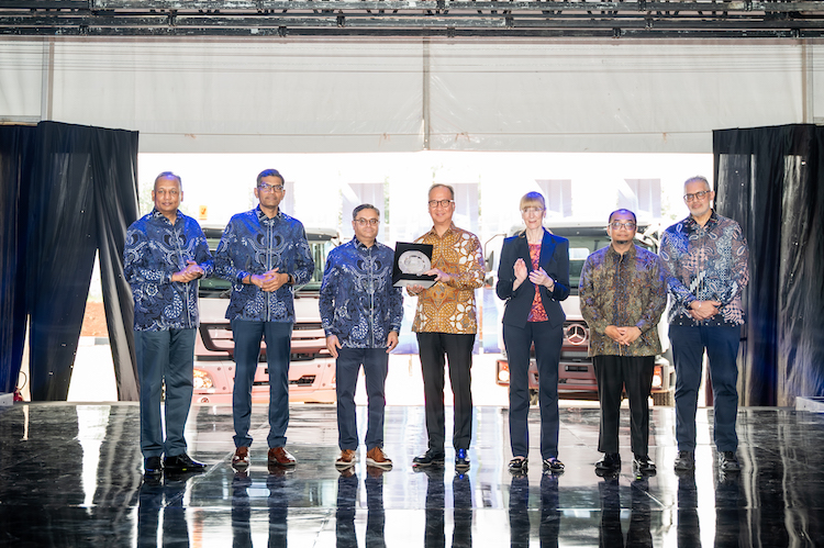 Petinggi DCVI dan Duta Besar Jerman mengapit Menteri Perindustrian Agus Gumiwang saat peresmian pabrik baru Daimler Truck di Cikarang, Jawa Barat
