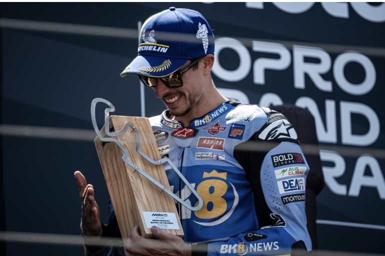 Pembalap MotoGP, Alex Marquez dari Gresini Racing merayakan podiumnya di Sirkuit Aragon Spanyol