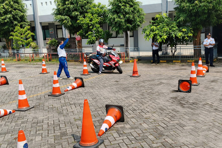 Siswa SMA mengikuti pelatihan safety riding yang langsung diberikan instruktur Wahana Makmur Sejati