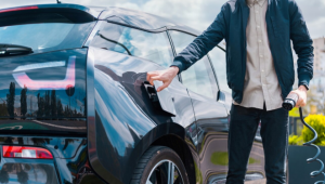 Persaingan Mobil Listrik Makin Ketat, Tapi Pasarnya Masih Kecil: Siapa yang Bertahan di Tengah Tekanan?