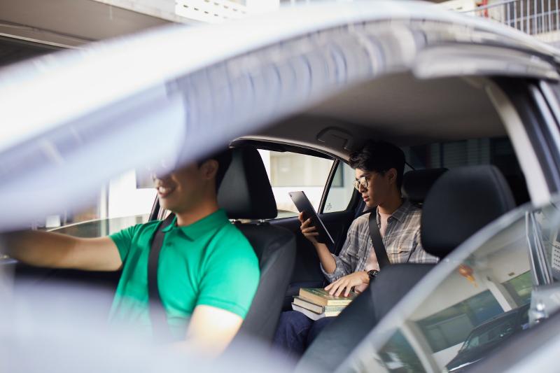Pelanggan InDrive menikmati perjalanan dengan nyaman