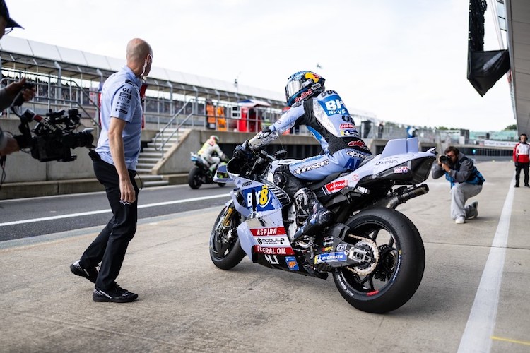 Pembalap Tim Gresini Racing denna logo Aspira yang téta menempel pada motor balai mereka